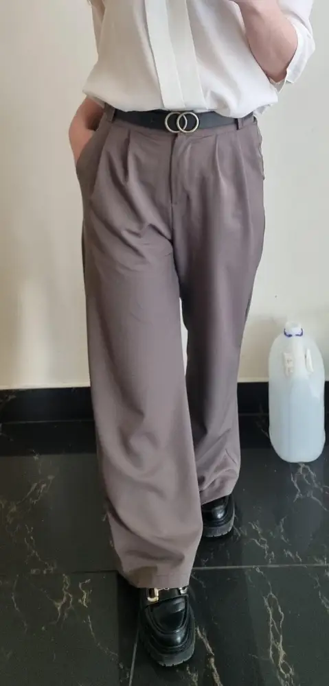 Хороший костюм за свои деньги .Сшит качественно,нитки не торчат,запахов посторонних нет.
По размеру S больше на 44, мне чуть великоват,но не критично.Талия 66 и брюки мне свободны.
Пиджак сидит хорошо
Цвет капучино,больше в серый отдает.
Мнется.
На рост 160 конечно убирать длину,это не проблема.
Достаточно тонкий, на холодную весну и осень не подойдёт.