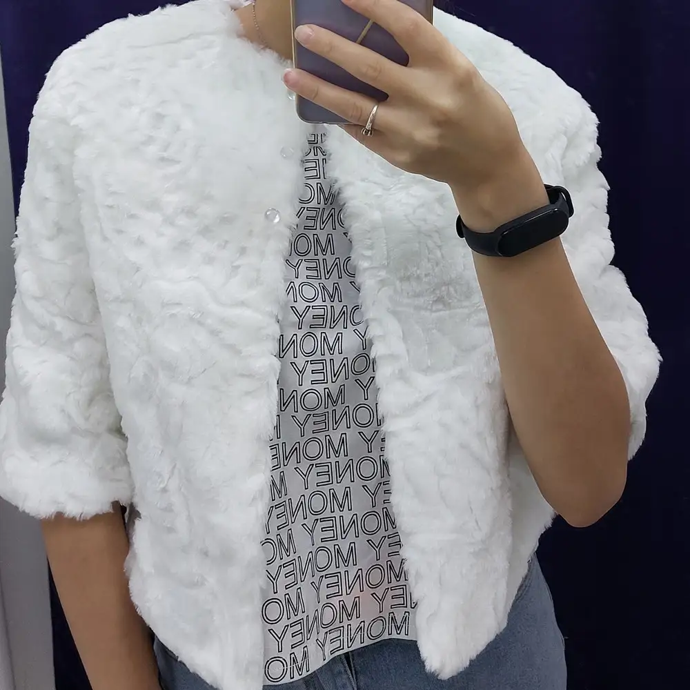 Отличная шубка, всё пришло в хорошем состоянии, не помятое да ещё и с вешалкой 😁👍