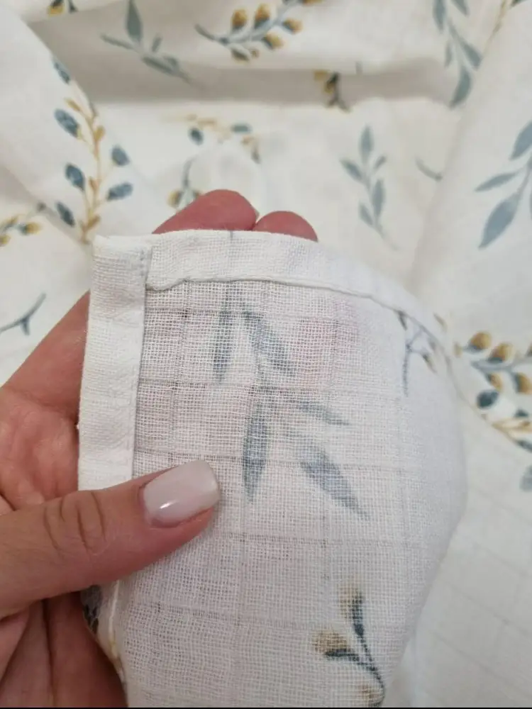 Красивая, естественная пеленочка. Мягкая и приятная на ощупь. Очень понравилась. Пришла хорошо упакована. Шовчики ровные.