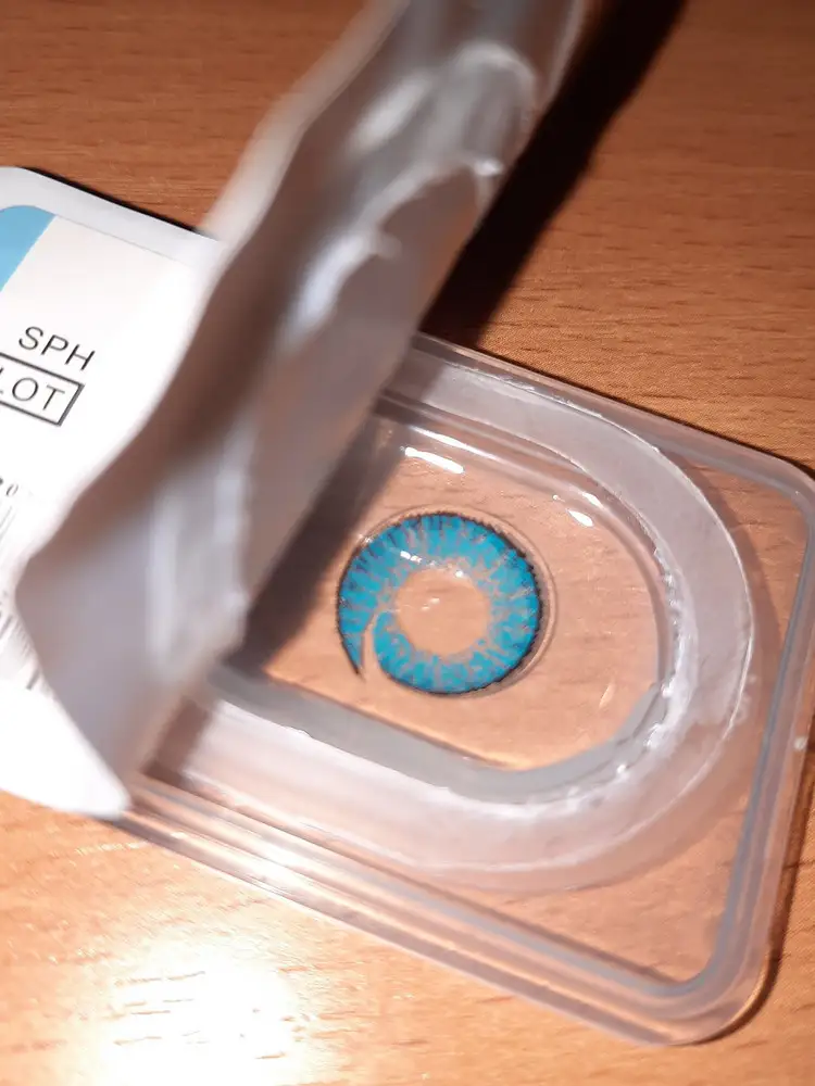 Вскрыла упоковку одну з линз а она порванная.