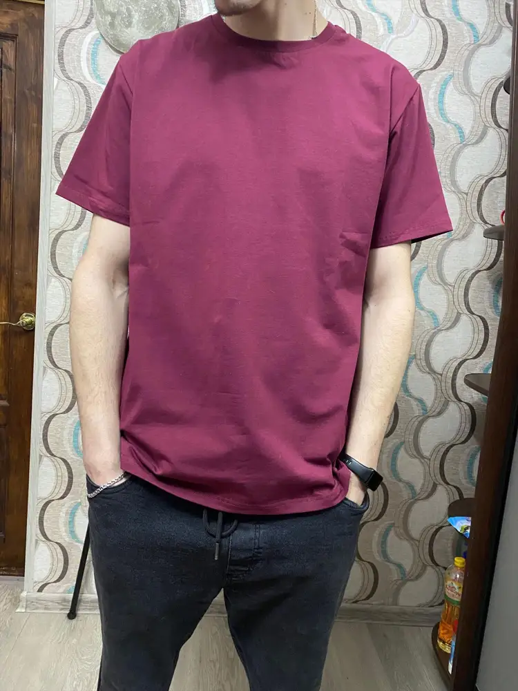 Футболка подошла, по качеству очень понравилась, взял подобную этого же бренда, только с рисунком. Плотная, очень приятная к телу и на ощупь, тянется, сшита отлично, нитки не торчат, идёт в размер. Советую к покупке)