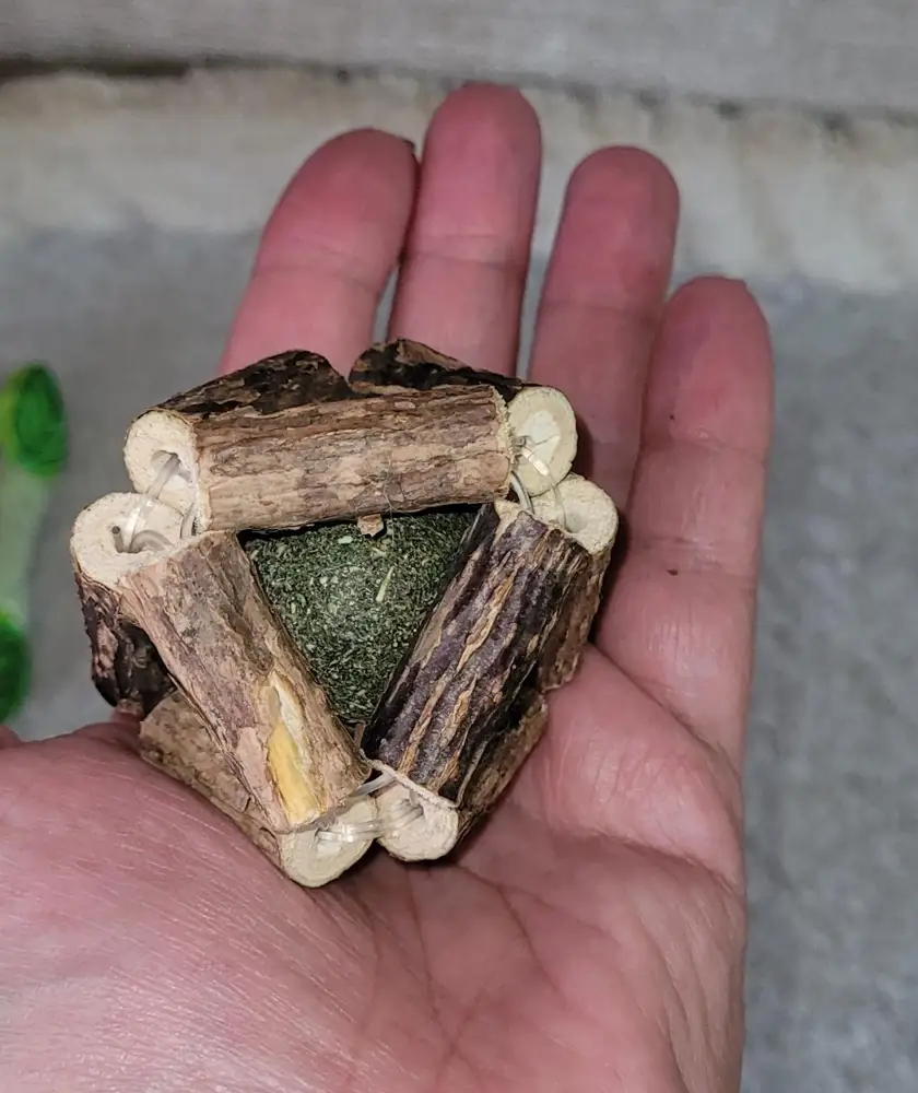 Понюхал и всё. Большая игрушка, мусор сыпется, поэтому 3 звезды.