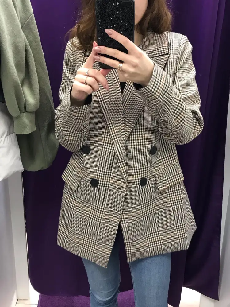 Очень странный крой у пиджака, по бокам торчит снизу несуразно, придётся отдавать в ателье. 