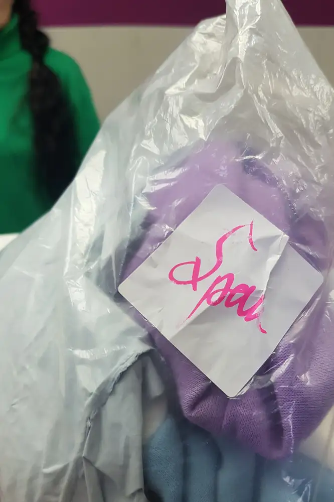 пришло в пакете с пометкой брак  
 в прямом пакете скомканное и бракованное
как не стыдно в таком виде клиенту отдавать