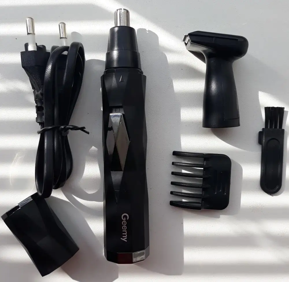 Доставлено в дополнительном зип пакете. Упаковка без повреждений. На пункте получения, было проверено рабочее состояние: насадки рабочие, аккумулятор заряжает от сети. Дома: насадка для носа убирает хорошо в носу и ушах, вторая насадка с бородой не справилась, жесткий волос, для аккантовки бороды и волос подмышек замечательно. В руках держать приятно, не скользит, красивый интересный дизайн, жужжит не раздражающе, ниже среднего. Соответствует фото и описанию продавцом. Рекомендую.