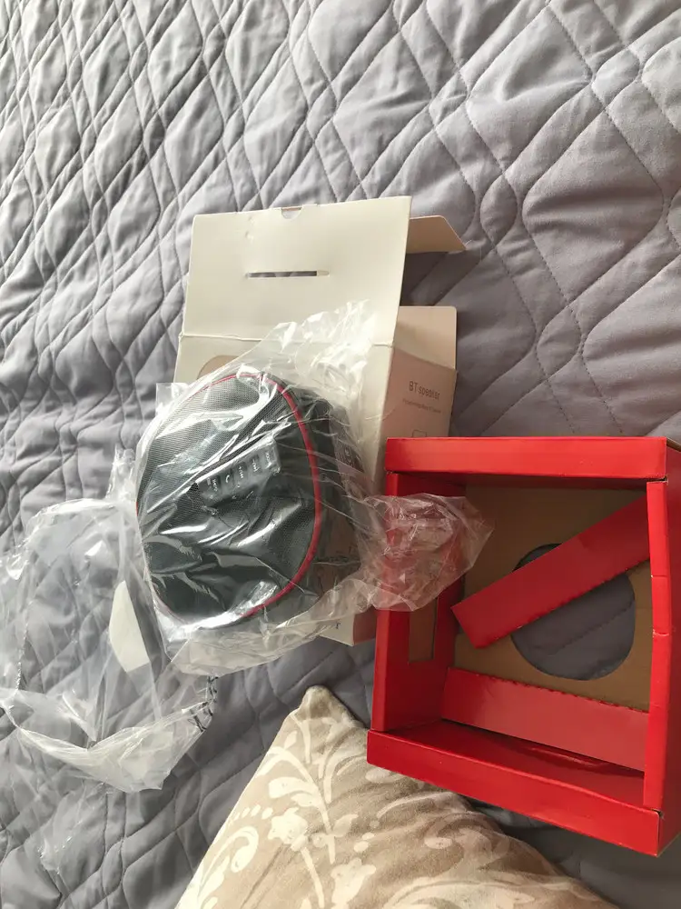 Пришла колонка без usb aux кабеля 