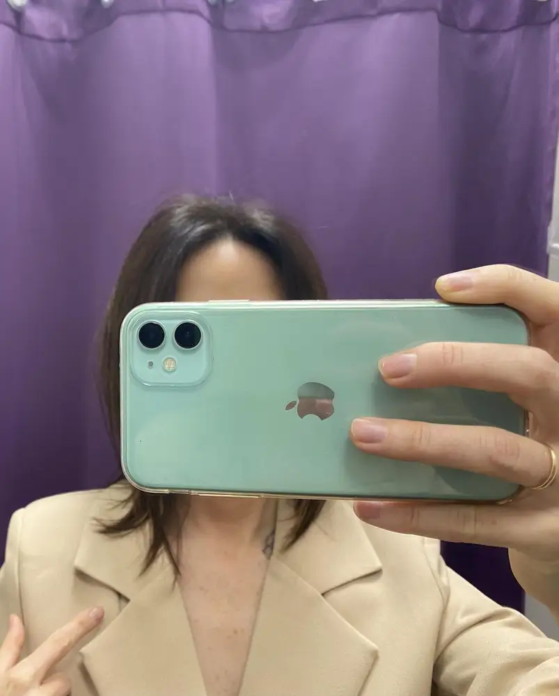 Обычный пиджак, стоит своих денег. Видимо мне попался брак, вытачка видна с одной стороны. Рукав длинный, но у меня рост 156 см. Цвет не соответствует, желтоватый.