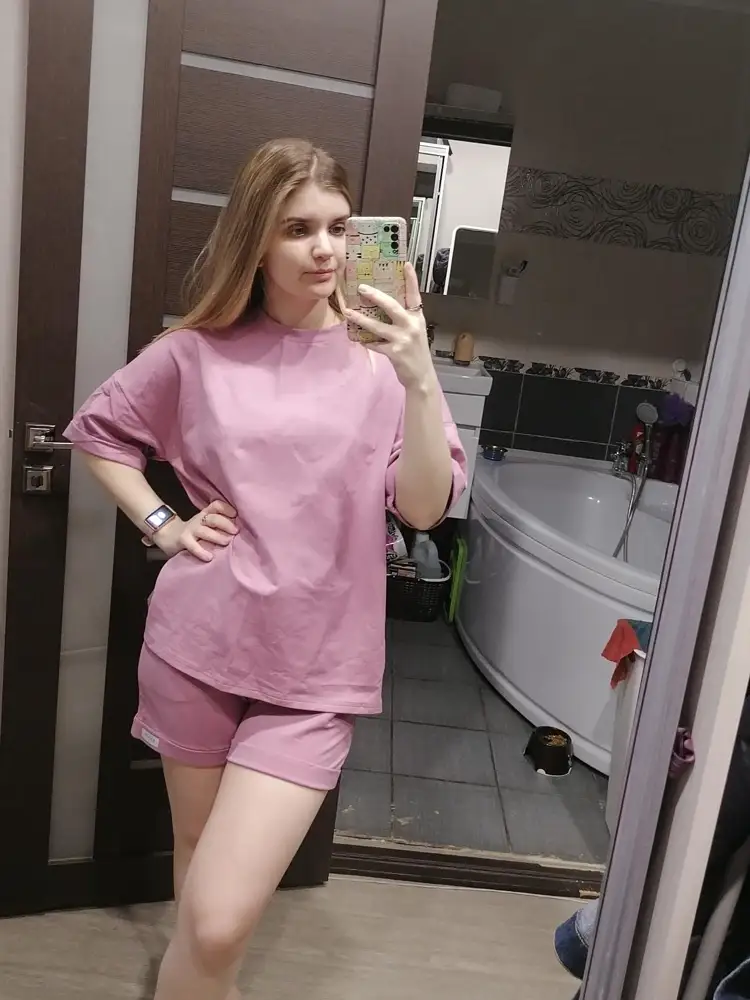 Очень комфортный и приятный на ощупь, в жару не жарко, слегка прохладным вечером не холодно