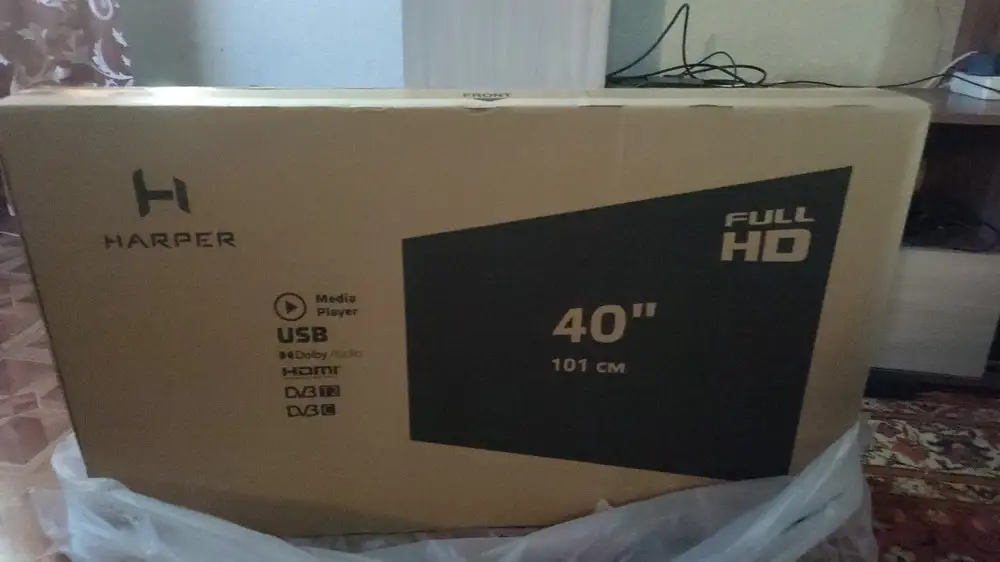 Вполне неплох, показывает хорошо, единственное при подключении по HDMI рекомендуется выставлять режим ПК, иначе картинка будет обрезана. Картинка устраивает, звук посредственный (мне на него побоку, все равно подразумевалось, что с тв бокса звук будет уходить на ресивер), за 14 тысяч лучше не найти...