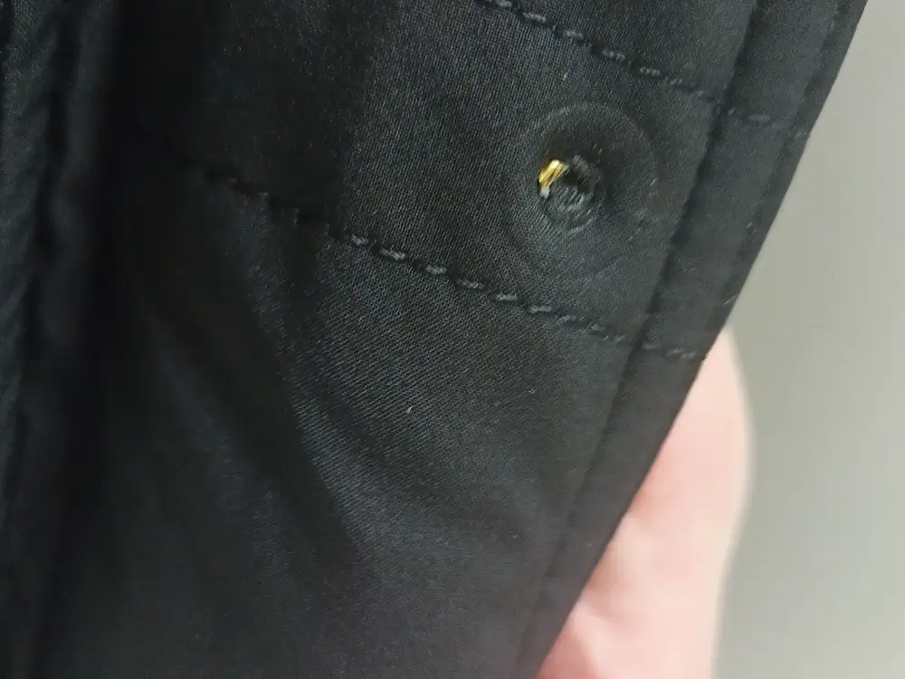 Шикарная куртка, все как на фото. Приятные мелочи в виде, бархатного воротника изнутри, внутри карманов тоже мягкая ткань.Молния с крупными зубьями что плюс, снизу не растегивается, только сверху. Куртка пушистая из упаковки, не смотрится жидкой, я очень рад. Разочаровал меня лишь один нюанс, была оторвана одна кнопка, смотрите фото