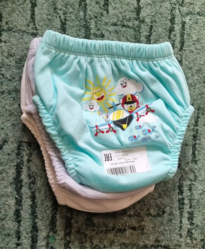 Набор из двух трусов, внутри мохровая ткань. Мне показалось, что размер трусов в этом наборе немного отличается, одна резинка для талии более широкая, другая более узкая (на 1см примерно)
И вообще серые трусы выглядят немного больше голубых (фото добавила)
Ещё приобрели трусы размера 2, по резинке на талии они как серые, в длину конечно ращмер 2 длиннее и проёмы для ножек больше.