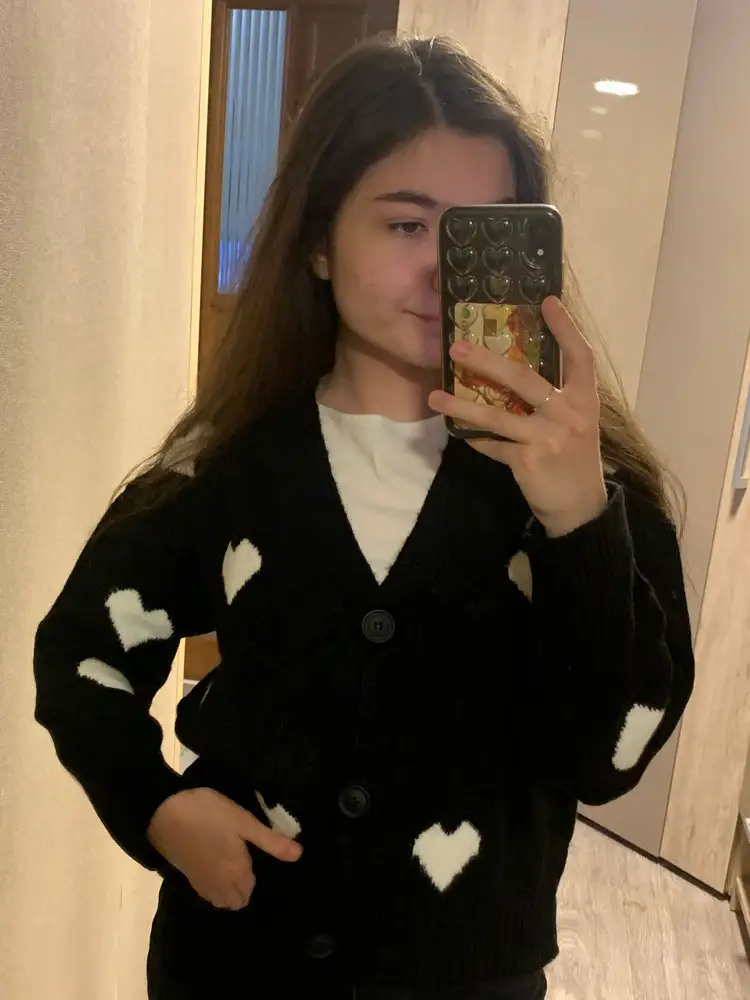 Отличный кардиган! Очень мягкий и приятный к телу.Можно носить ,как кардиган на футболку или как просто кофточку . Также в заправленном виде выглядит классно☺️ на рост 155 подошло отлично) доставка через день , однозначно буду заказывать ещё!