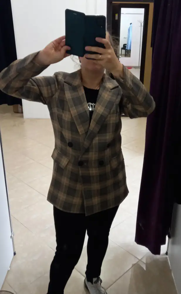 Пиджак клёвый.  Маленько большемерит,но не критично.На свой 48-50, взяла 48, сел отлично. Расцветка соответствует картинке.