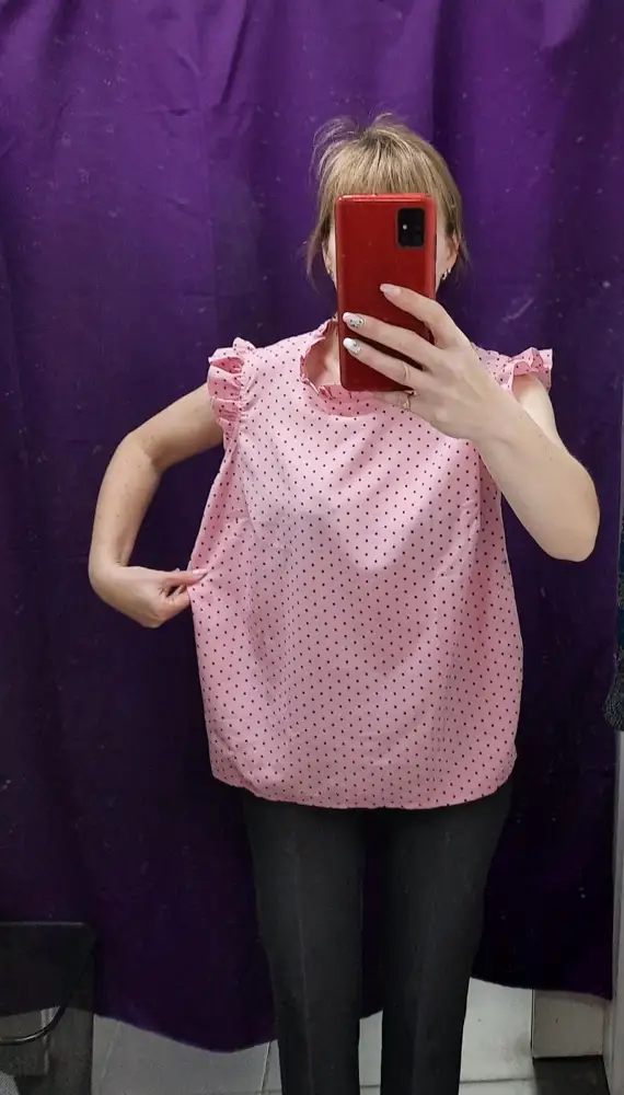 Не соответствует. Огромная горловина, широкая блузка. Ткань приятная.