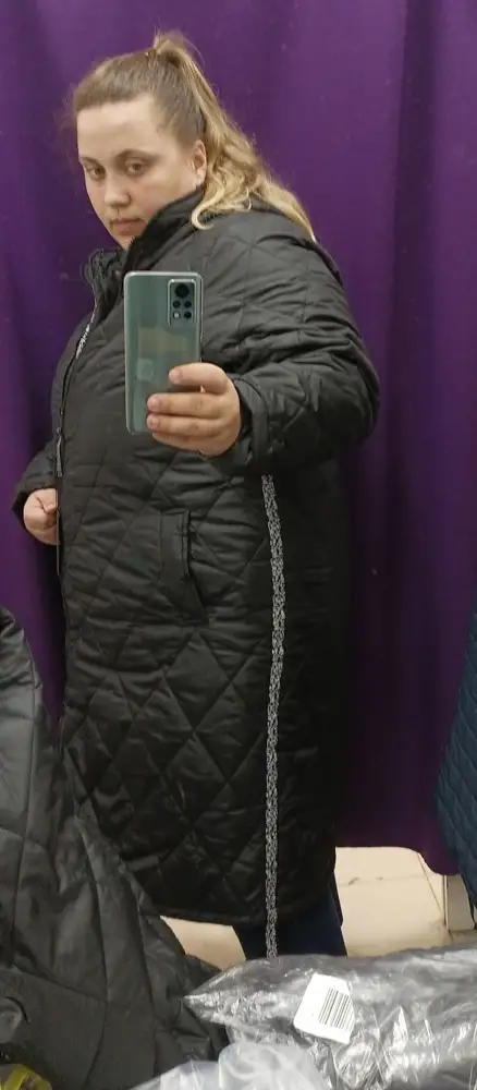 Плащ хороший, подкладка полиэстер, отлично на весна-осень и небольшой минус, я довольна) брала за 3300р, спасибо Валберрис