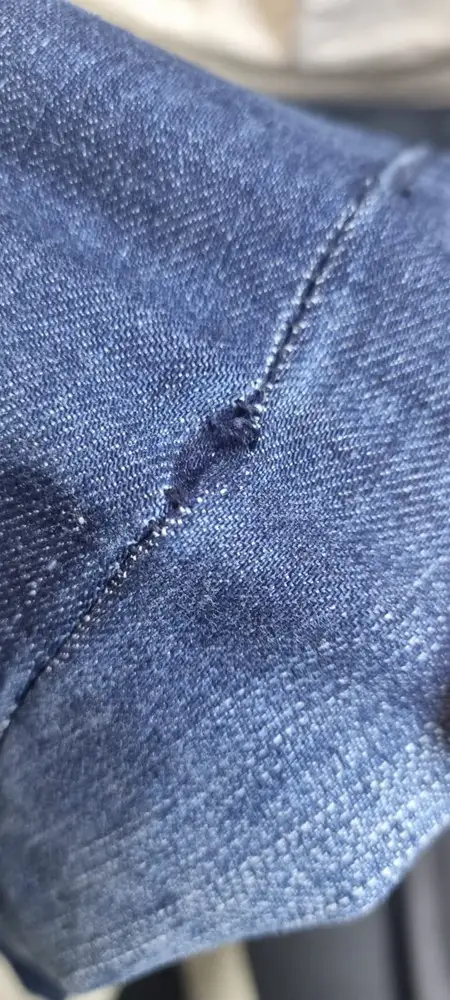 швы плохого качества, забрал джинсы и через некоторое время заметишь что швы разошлись.