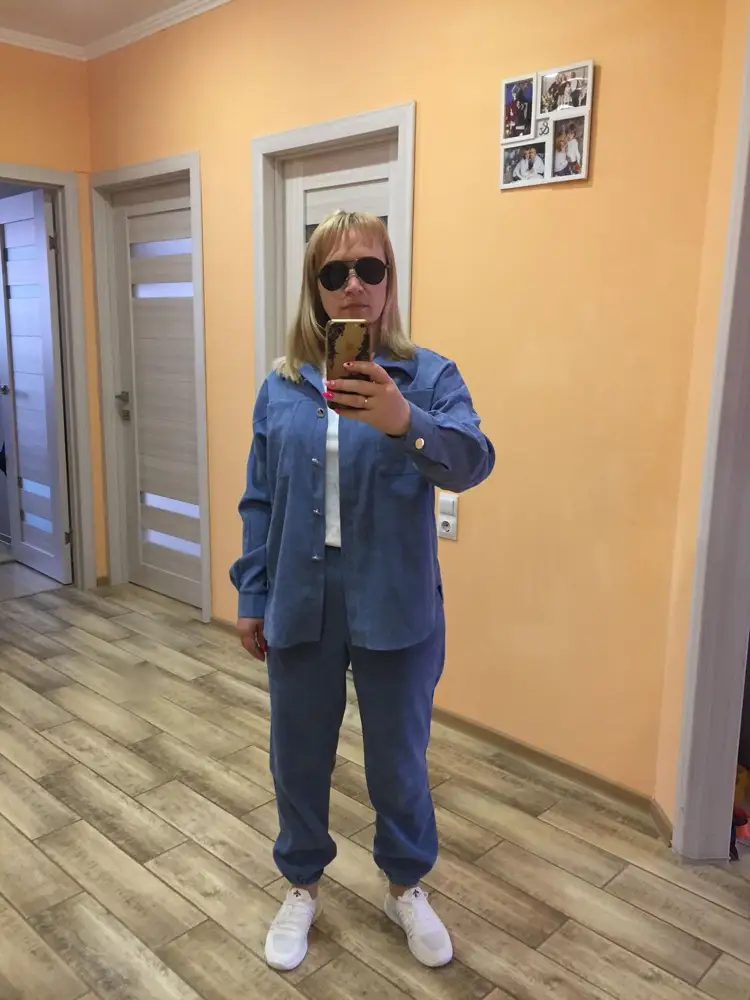 Костюм прекрасный-цвет как на модели, лёгкий, приятный к телу. После стирки не изменился. Пришёл быстро, упакован аккуратно. На рост 160 см, ОГ-88, ОТ-73, ОБ-95 заказала 44 р-р, сел идеально. Единственное были длинные брюки но этот вопрос я решила с помощью швейной машинки. Рекомендую к покупке.