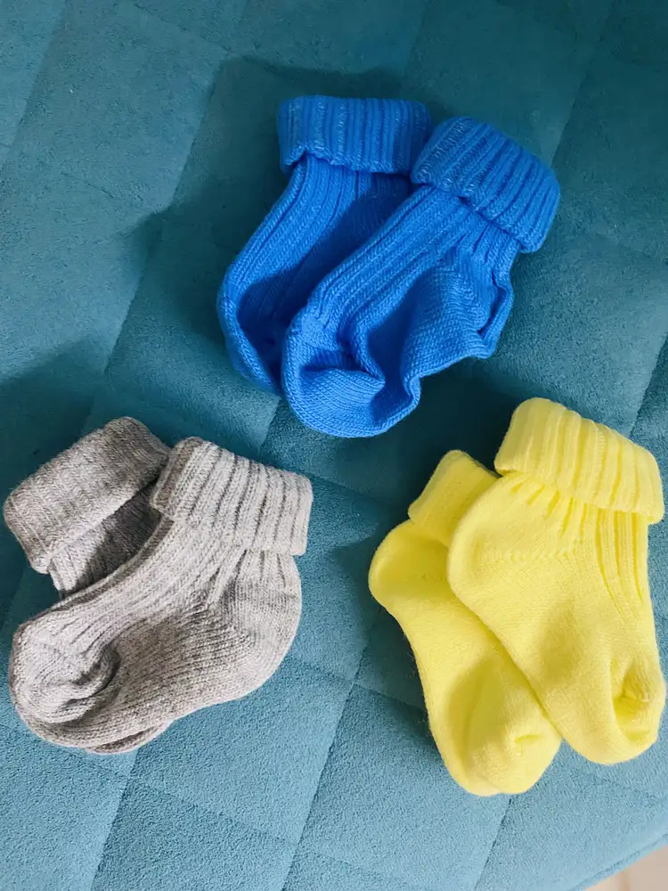 Носки супер, тёплые, тянутся, для грудников самое то)