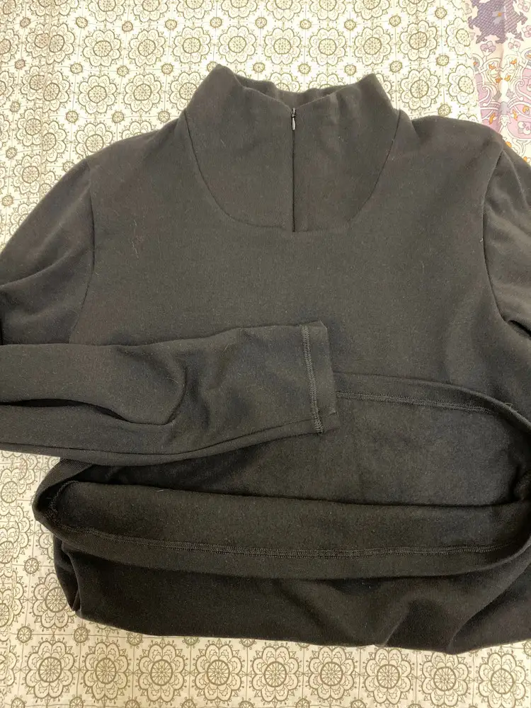 Супругу 54 размера на рост 170 комфортно, в шее не туго, замочек скрыт, не царапает. Внутри флис, тянется белье хорошо, движений не сковывает.