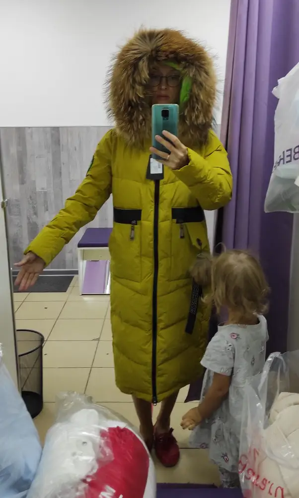 Красивое, лекгое, но есть моменты, например, из-за меха сложно застегнуть замок, очень глубокий капюшон с мехом, падает до носа. В швах - пусто. Хотя, у меня было зимнее пальто с пустыми швами и не мёрзла. 
В общем, мне только не понравился ворот и капюшон. Если бы помимо капюшона был отдельный воротник, как на последнем фото, эта модель была бы удачнее, на мой взгляд.
Размер XS на 42-44 сел отлично.
