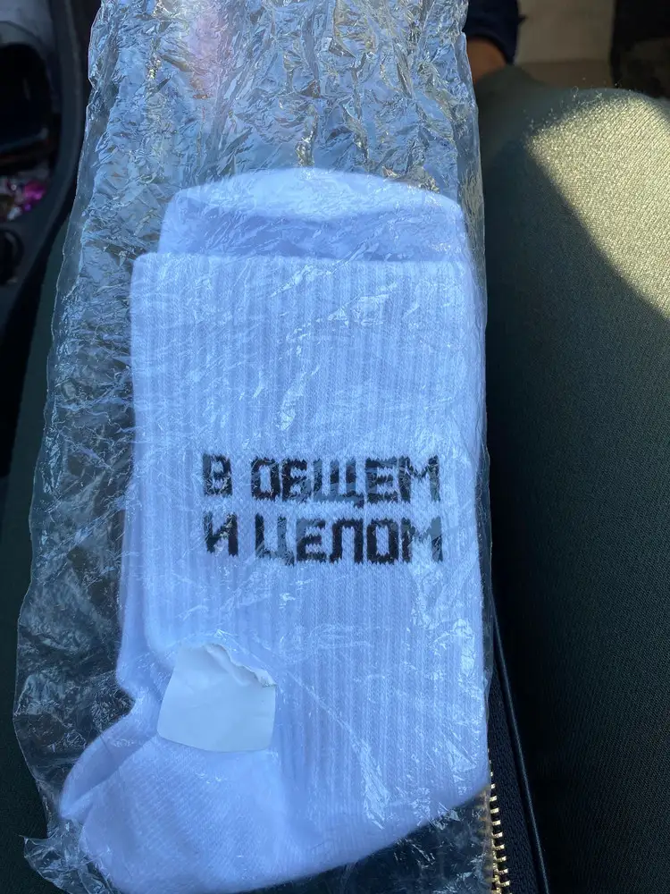 Носки норм, но без упаковки и этикетки, просто пакетик, который открывали несколько раз. За такую цену можно было упаковать прилично