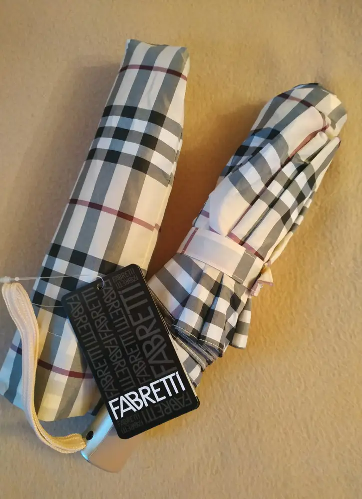 Симпатичный зонт, расцветка соответствует фото. Сшито полотно ровно, нитки не торча, ткань плотная, посторонних запахов от зонта нет. Механизм вроде добротный, закрывается туговато, с усилием (полуавтомат). Под дождем пока не испытывала. Надеюсь на долгосрочное использование!))