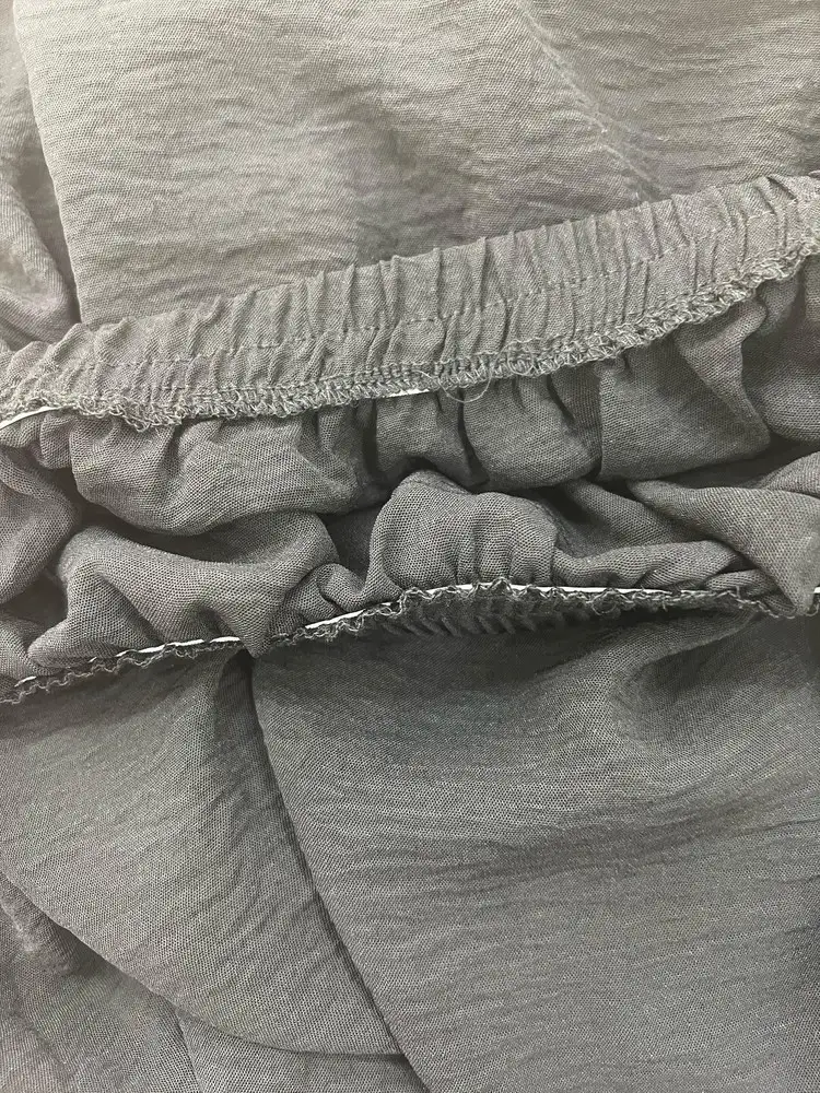 Костюм садится очень хорошо, ткань не мнётся, но сшит я бы сказала не очень качественно , низ кривой, резинка вшита абы как, и не понятно что делать с лямками на топе? Самим разрезать и обрабатывать край? Почему она идёт цельная? И мне немного давят резинки в рукавах, хотя руки не полные