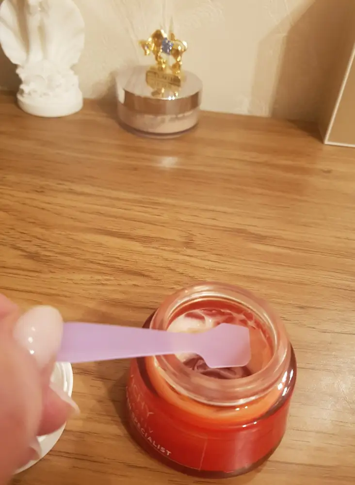 Покупкой довольна. 
Пластик гибкий, прочный, не царапает.