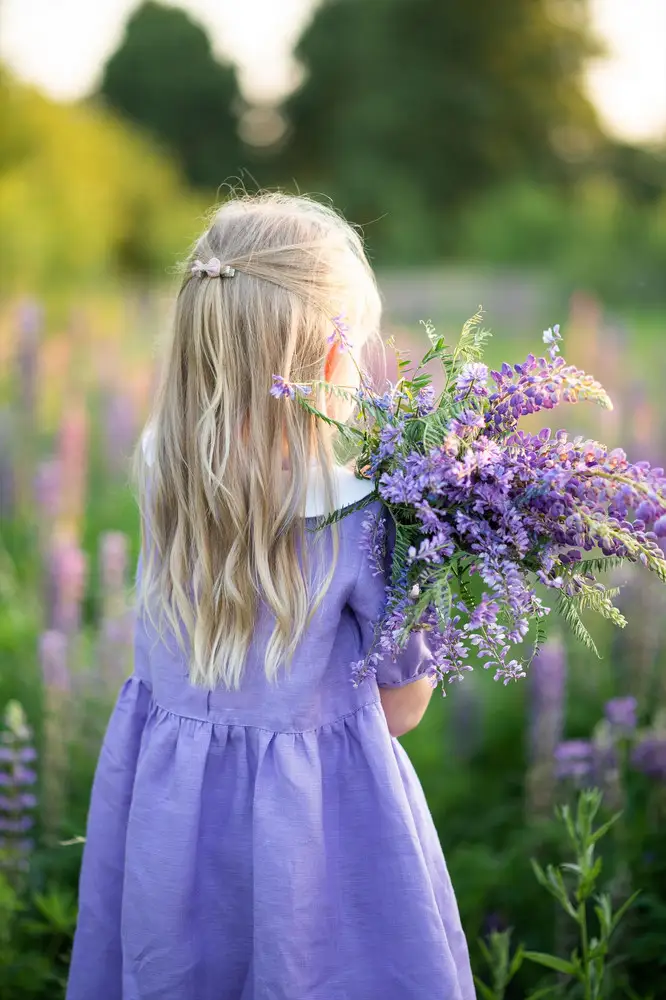 Потрясающее платье, цвет такой красивый за него отделка звезду 💜 брали комплектом с воротником 🙌🏻☺️ заказали теперь с пчелкой, детали в виде милейшей вышивки потрясающие