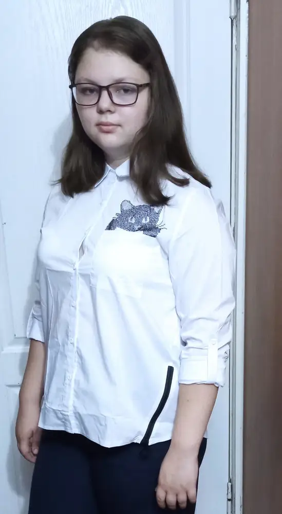 Ткань эластичная, очень приятная к телу, на  крепкое телосложение село отлично👍, модный принт ребёнку понравился, рекомендую к покупке для школьников