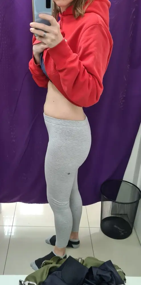 Ну не очень как-то сидят они. Даже как-то уродуют пропорции тела. Для сравнения приложила фото в обычных трикотажных штанах со средней посадкой. Заказала свой размер М. Талия 67, бёдра 99см. Посадка низкая и крой похоже как китайцы делают, когда не понятно где перед а где зад, я о том, что когда такой крой одеваешь на себя, то какой стороной не одень, спереди всегда садится выше чем сзади, а если захочешь в такой одежде присесть, то вообще сзади всё слазит и постоянно нужно подтягивать. Но ткань вроде не плохая. А крой нужно бы пересмотреть и посадку повыше сделать, пишет про посадку уже писали.