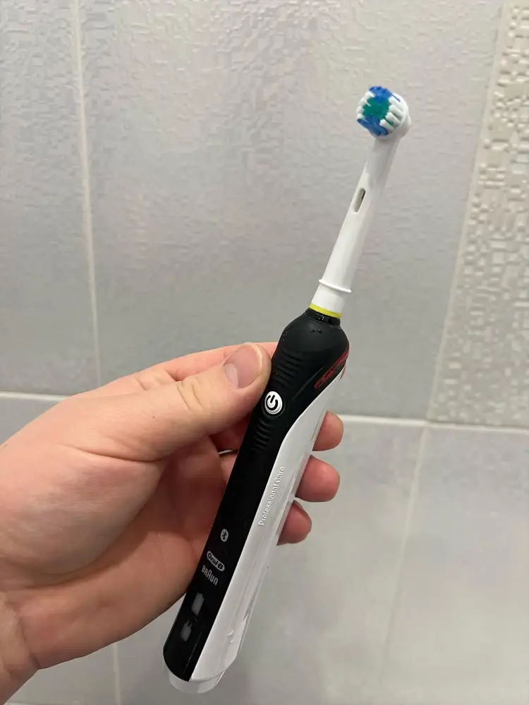 Не рекомендую! На зубную щётку Oral B подошли, но при малейшем нажатии или нагрузке щетка просто вибрирует, но не вращается. Проверил все щетки из комплекта, визуально по размерам они такие же как оригинал. Жаль что выбросил оригинальную щётку, не проверив эти.