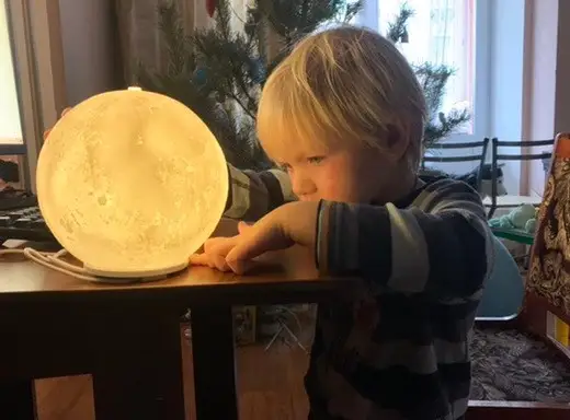 Отличный ночник и диффузор! Наш помощник для создания космического антуража. Ребёнок каждый день разыгрывает полеты на Луну. Поэтому ночник как раз кстати. Диффузор нежный, работает тихо. Спасибо продавцу и Вайлдберриз.