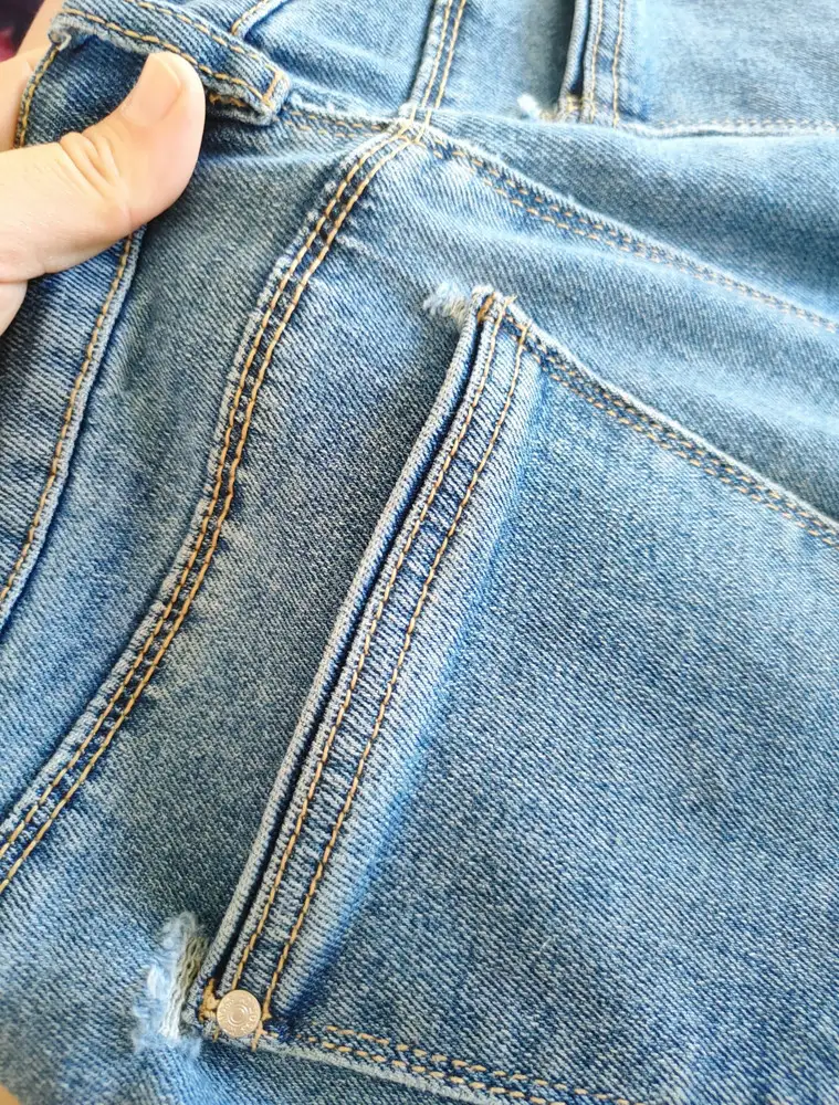 Красивые, удобные джинсы. Но через 2 месяца прорвались на карманах. Джинса рыхлая, не долговечные(