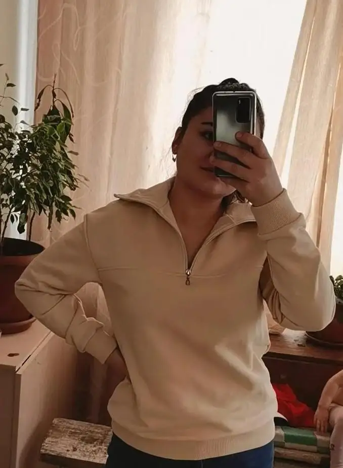 Крутое качество 👍🏻.  Я В ВОСТОРГЕ!!! Ткань мягкая, швы все аккуратные и нигде не торчат нитки. Запаха никакого нет. Замок работает отлично. Заказывайте, не пожалеете!