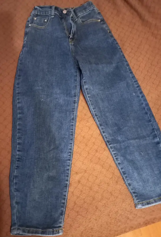 Хорошие джинсы, плотные 👖! На рост 142 , подошёл размер 134-40.