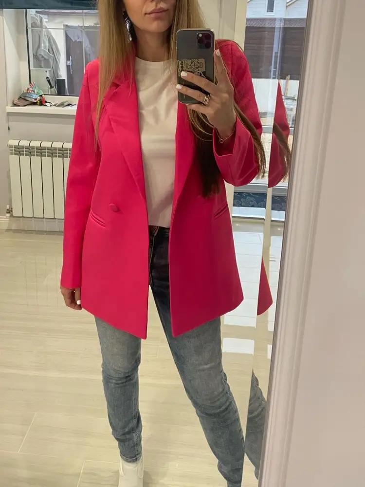 Цвет красивый , размер М на меня (ношу верх 46) впритык в плечах, жаль размерный ряд маловат. Все равно оставила 😻