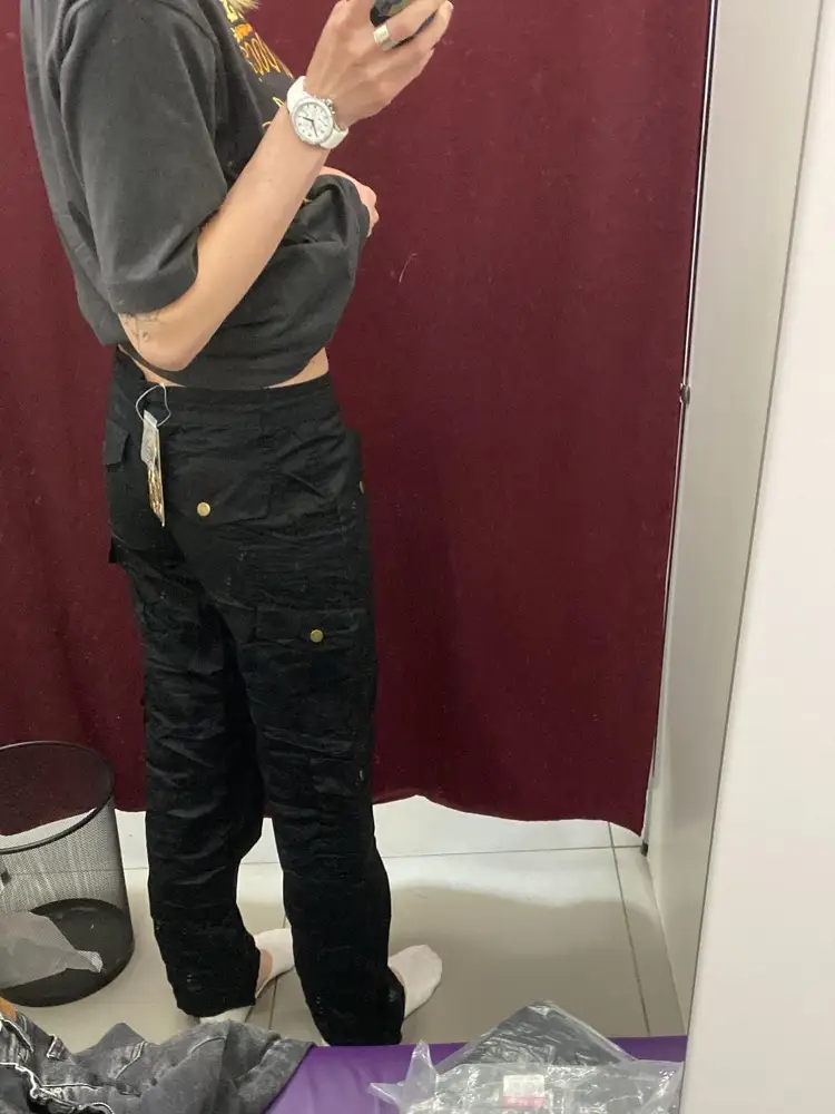 Фасон штанов хорош, сели да, не плохо. Посадка низкая, но не могу сказать, что в положении сидя все наружу, нет. Но ткань это жуть(( хлопок с блестящим отливом.. как то не тянет на натуральный. Мнутся до невозможности. Гладить бесполезно. На этикетке бренд терранова. Если бы ткань была качественной, взяла бы с радостью. 