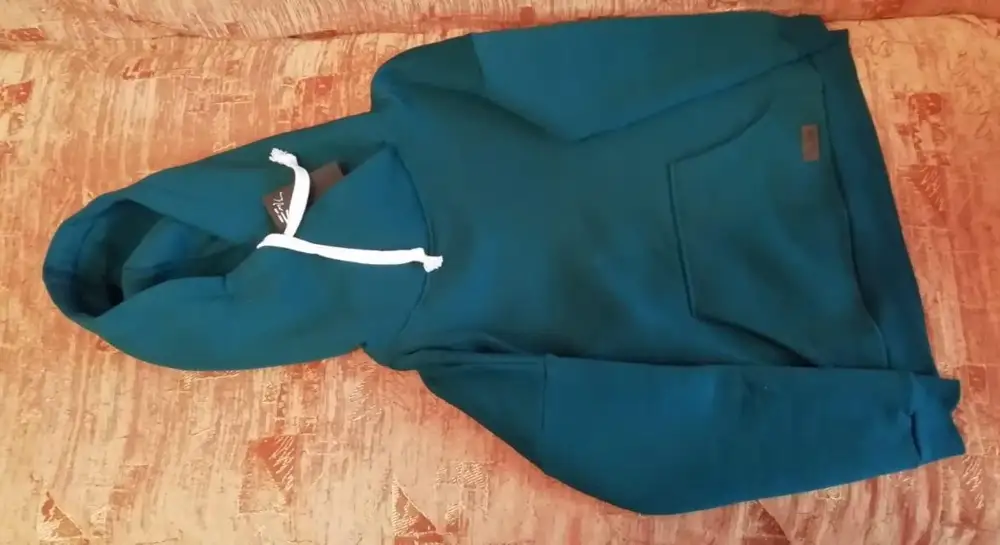 Хороший костюм. В размер. Качество хорошее. Горловина свободная.