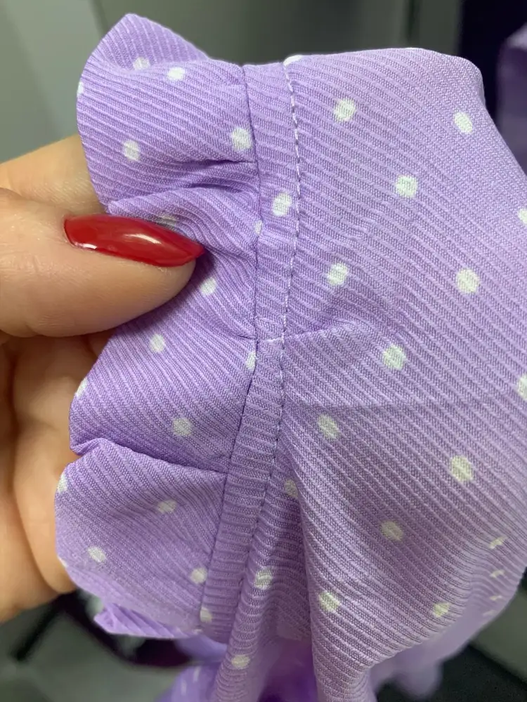 Пошито небрежно.Строчки сбоку шва