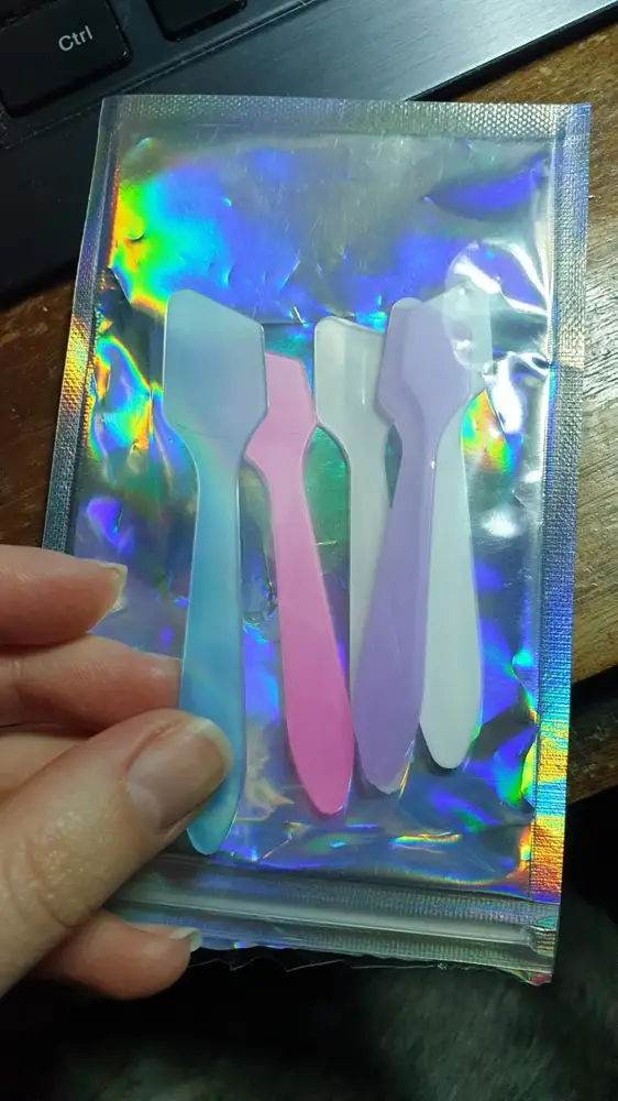 Все отлично. Покупала для домашнего использования. Мягкий пластик, края не царапают.