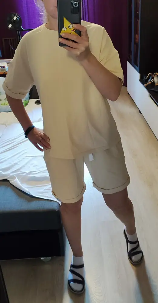 Классный!!! На ОБ 99 идеально сел 46-48. Умеренный оверсайз. Для отпуска то что надо! Качество огонь!!! Спасибо!