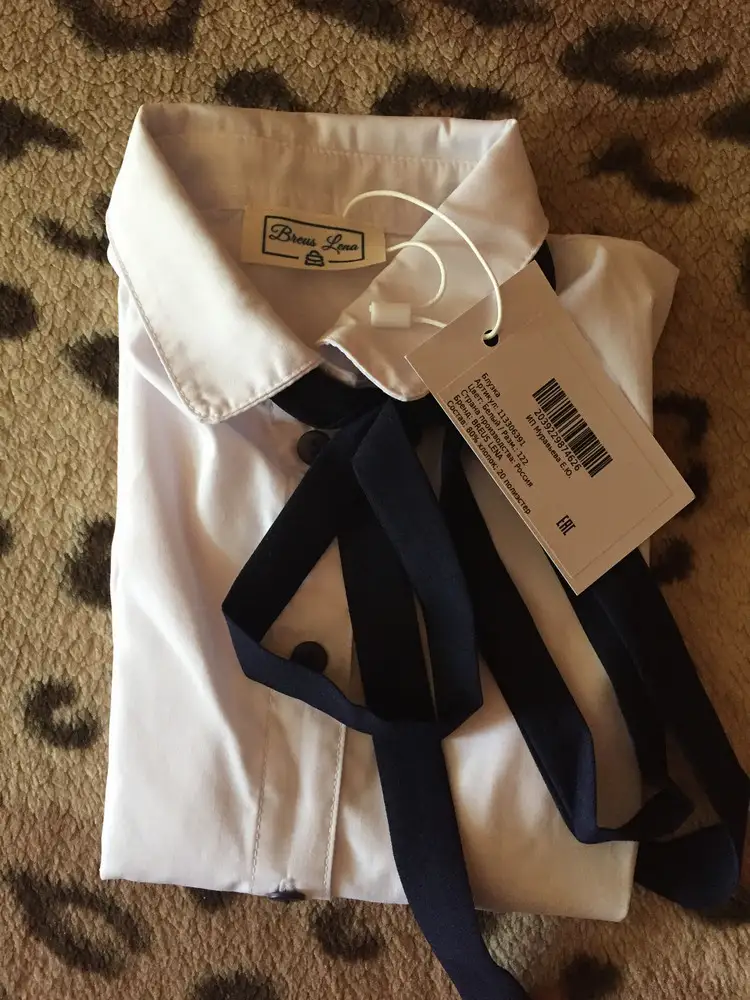 Рубашечка пришла быстро. Заказывала внучке к школе. Порадовал состав 80% хлопок. По размеру блуза подошла, вид нарядный. Бантик можно снять , но с ним  смотрится интереснее. Внучка довольна я тоже. Продавца рекомендую.