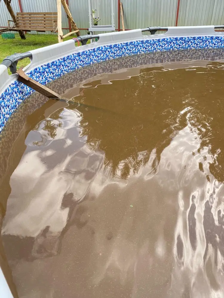 Вода из колодца очень ржавая, средство очень помогло. Все осело на дно, теперь с помощью пылесоса отчистим дно. Товар упакован хорошо 