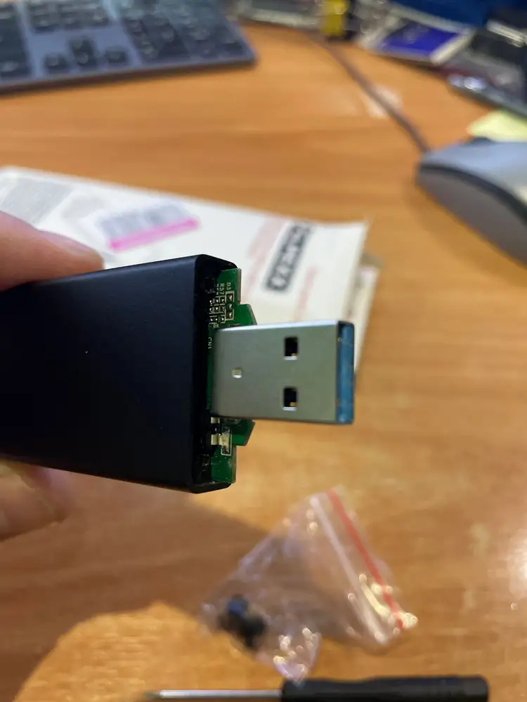 Товар получил но отсутствует боковая крышка крепления платы со стороны USB.  Не рекомендую к приобретению.