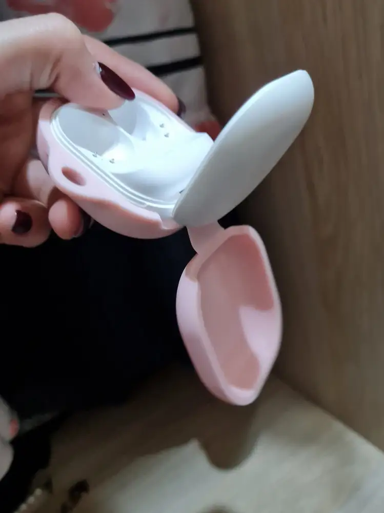 Крышка слетает, не удобно, раздражает, не нравится
Материал и цвет приятные 2 из 5