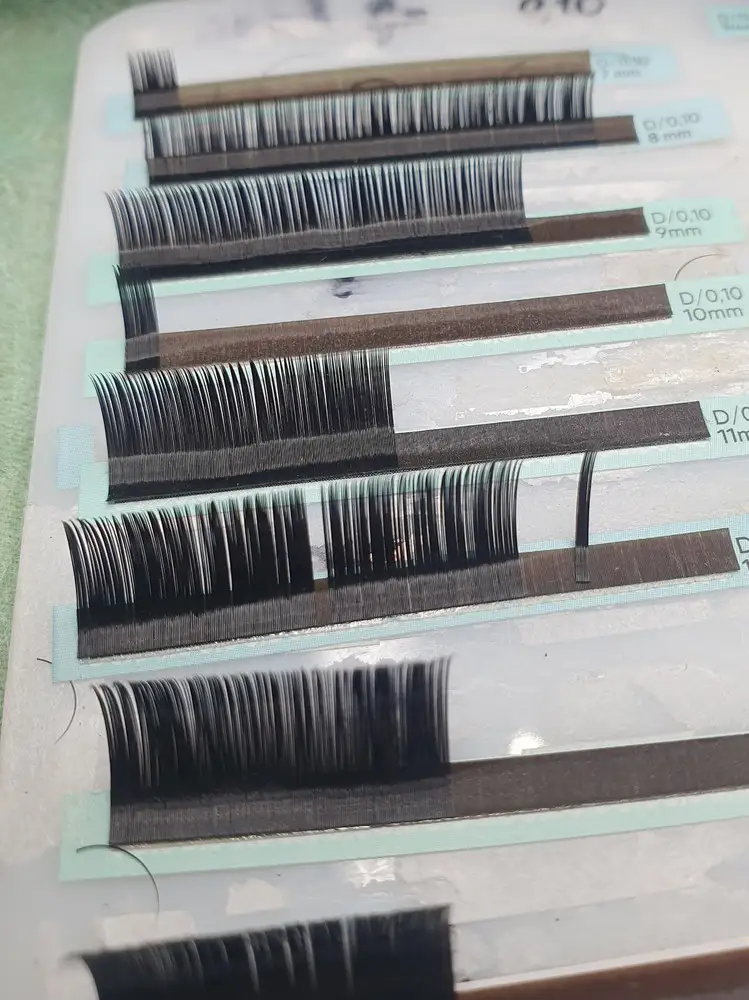 Ресницы оказались с браком. Очень обидно. Склонны между собой.