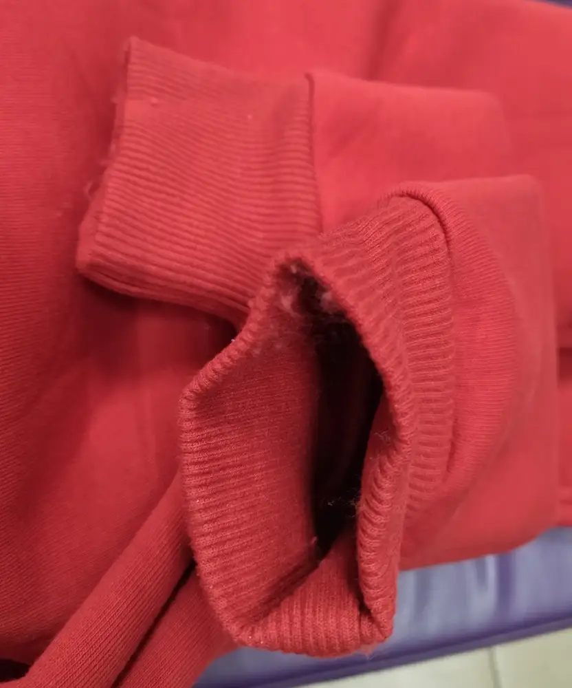 Костюм очевидно некачественный. Начёс осыпается и в момент получения заказа комками располагался на манжетах, резинках. Возможно даже костюм уже был ношенным, т.к. с внутренней строны флис скатался. Швы обработаны неаккуратно, в одном месте торчала кучка ниток, если их обрезать, шов просто разойдётся. Прошу вернуть стоимость обратной доставки товара. Такую одежду я забирать не готова.