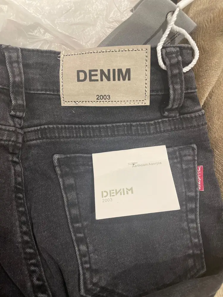 Не соответствуют фото. Размер тоже не соответсвует .