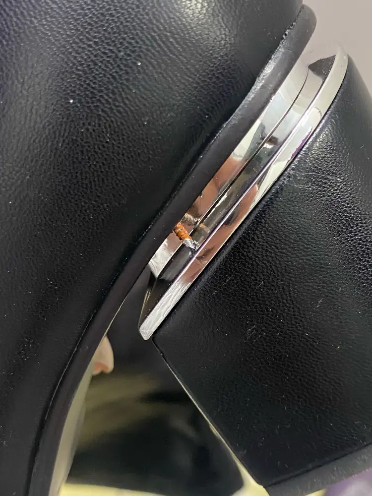 Это просто какой то ужас 😨 Обувь в мятой коробке-это пол беды…….сами по себе сапоги очень красивые и на ноге смотрятся очень красиво, но есть одно ОГРОМНОЕ НО!!! То что я увидела, не перестаю удивляться изобретательности продавца, каблук был прибит ГВОЗДЕМ в подошву. Цена обуви 6.000₽ на минуточку!!! Просто кошмар, сапоги еще и поцарапаны всюду.